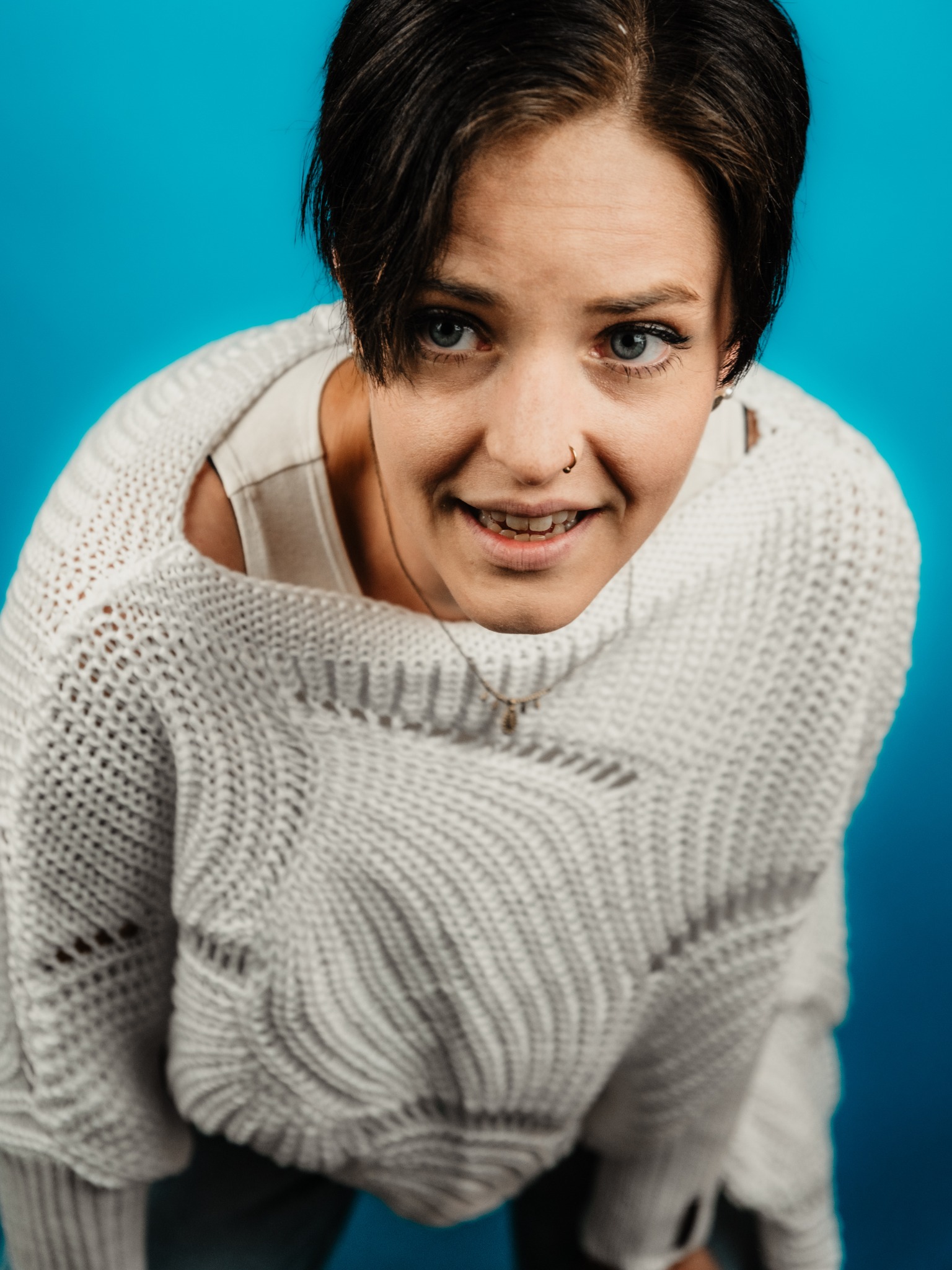 Vocal Coach von MAXXIMUM Voice vor türkisem Hintergrund